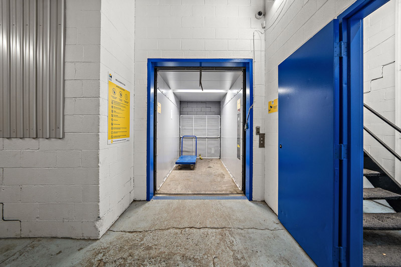freight-elevator-montreal-mini-storage-ahuntsic-cartierville-2