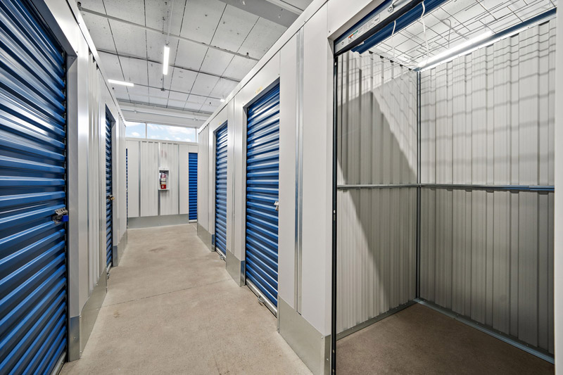 storage-facility-corridor-montreal-mini-storage-4-2